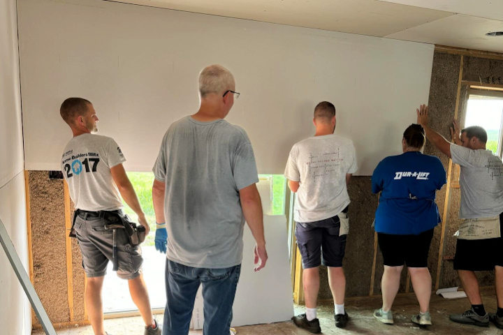 Peoples Bank employees working with Siouxland Habitat For Humanity